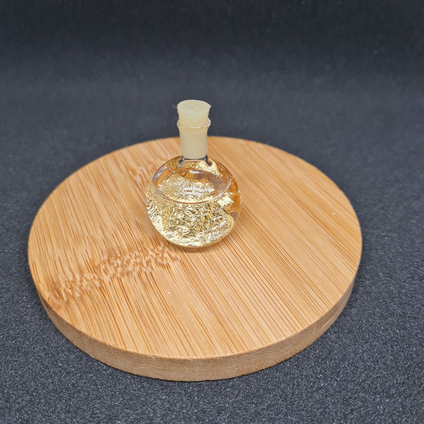 PETITE BOUTEILLE RONDE DE FEUILLES D'OR